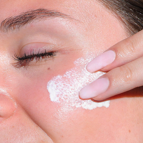 Enlever sa crème solaire liquide naturelle le soir : pourquoi et comment faire un double nettoyage