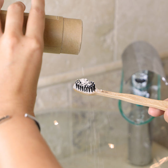 Utilisation de la brosse à dent avec notre dentifrice en poudre au siwak