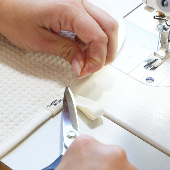 La production d'un torchon en coton biologique dans l'atelier Comme Avant à Marseille