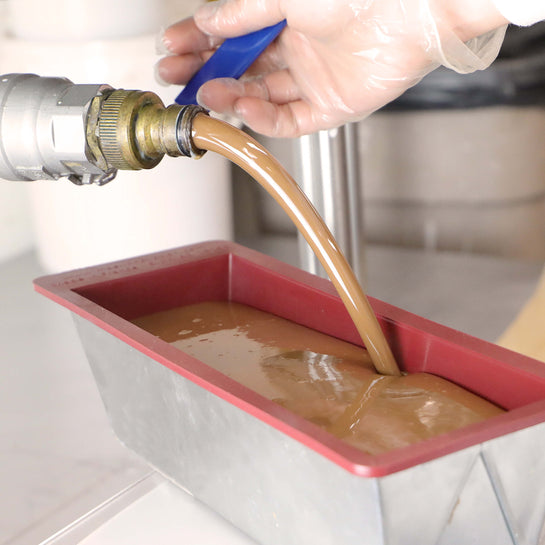 Production du savon à l'huile de bourrache Comme avant