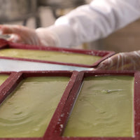 Savon saponifié à froid à partir d'huile d'olive, enrichi en argile verte et huile de baies de laurier idéal pour les peaux sensibles ou à imperfections