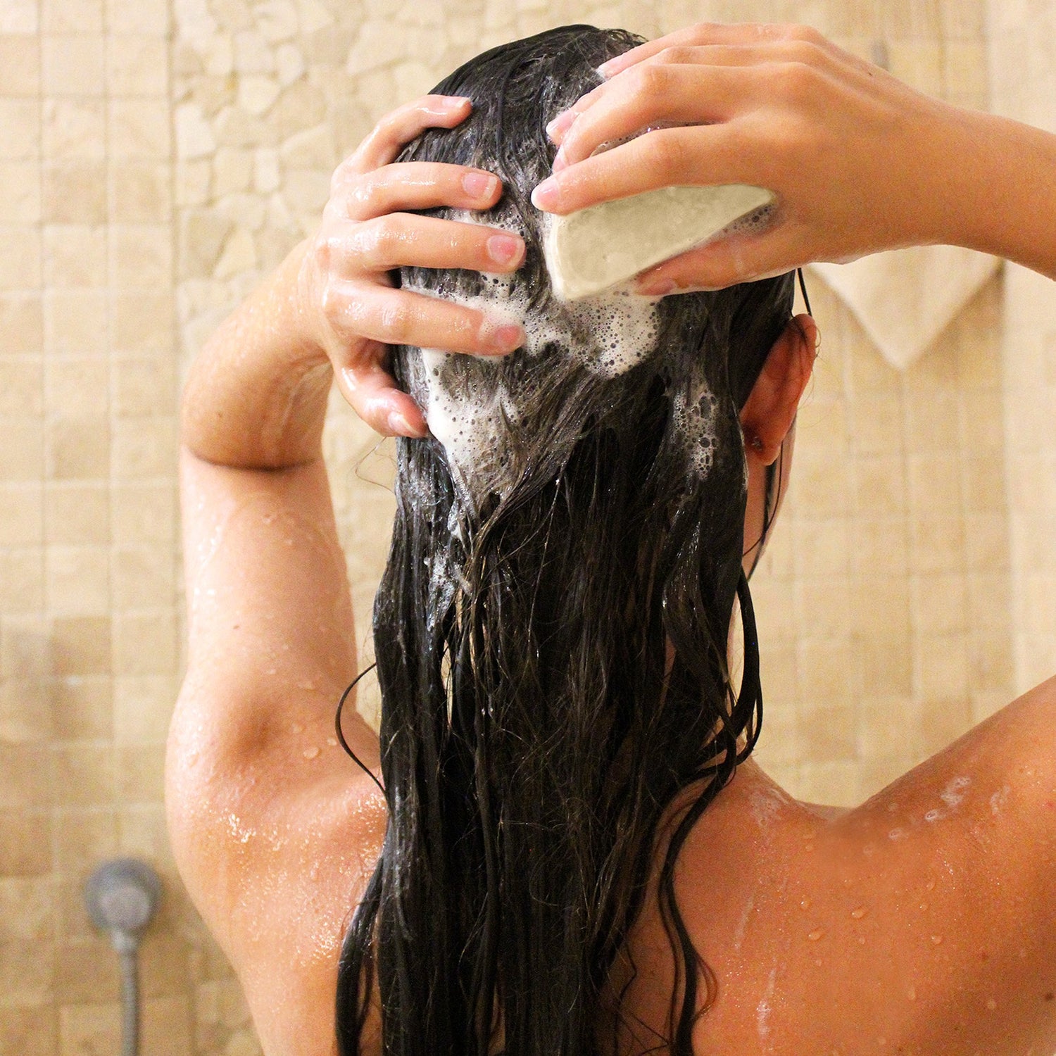 Utilisation de notre shampoing solide zero dechet et économique 