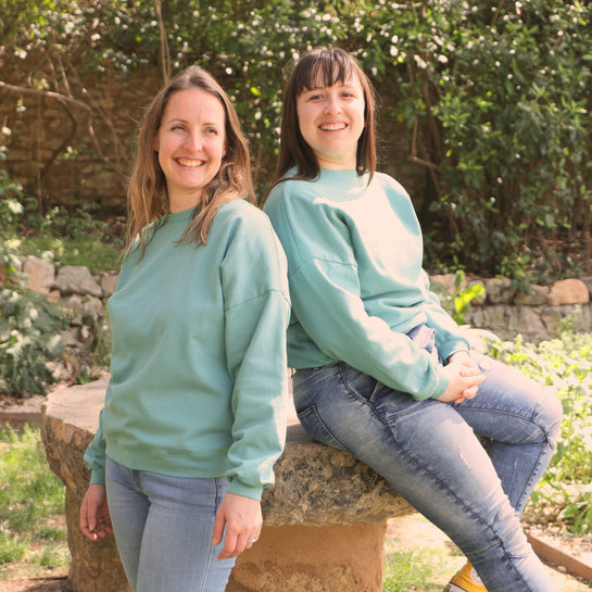 Notre sweat en bleu lagon existe en modèle homme et femme, il est certifié GOTS et fabriqué en coton bio dans notre atelier près de Marseille