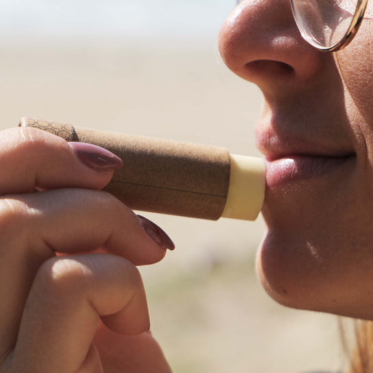 Utilisation du baume à lèvres au beurre de karité comme avant