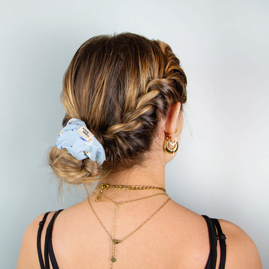 coiffure tresse avec chouchou bleu élégant comme avant